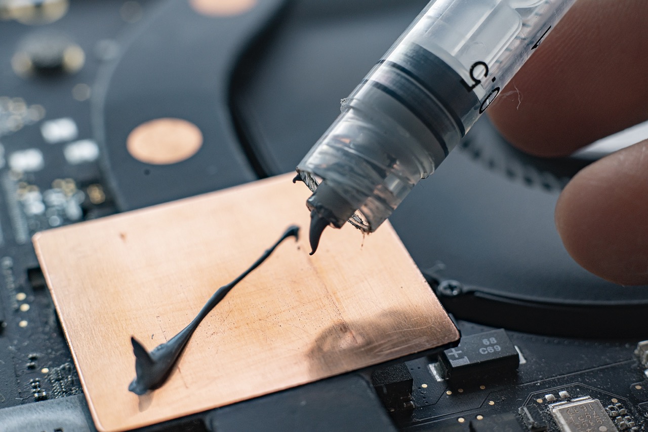 Vernice epossidica e adesivi elettricamente conduttivi: le diverse applicazioni