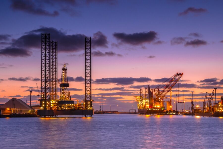 oil-drilling-rig-construction-site-
