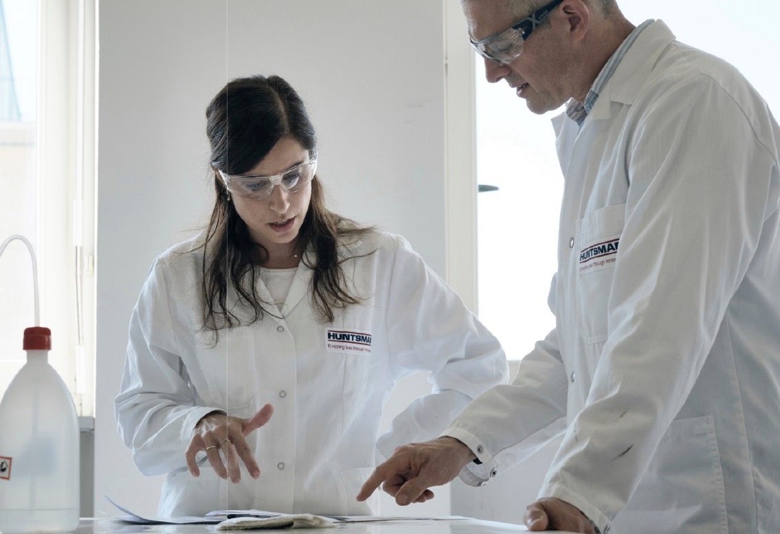 Trattamento superficiale: cos’è e come si esegue per gli adesivi industriali